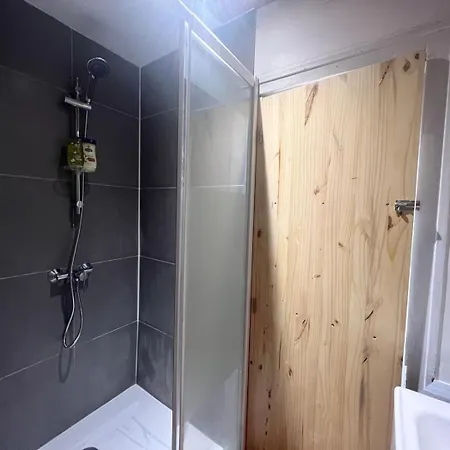 So British ! Atypique Et Sa Petite Terrasse