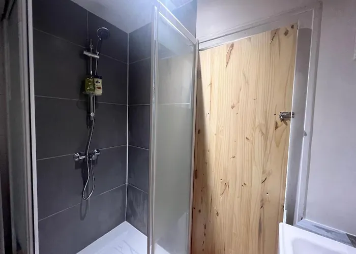 So British ! Atypique Et Sa Petite Terrasse